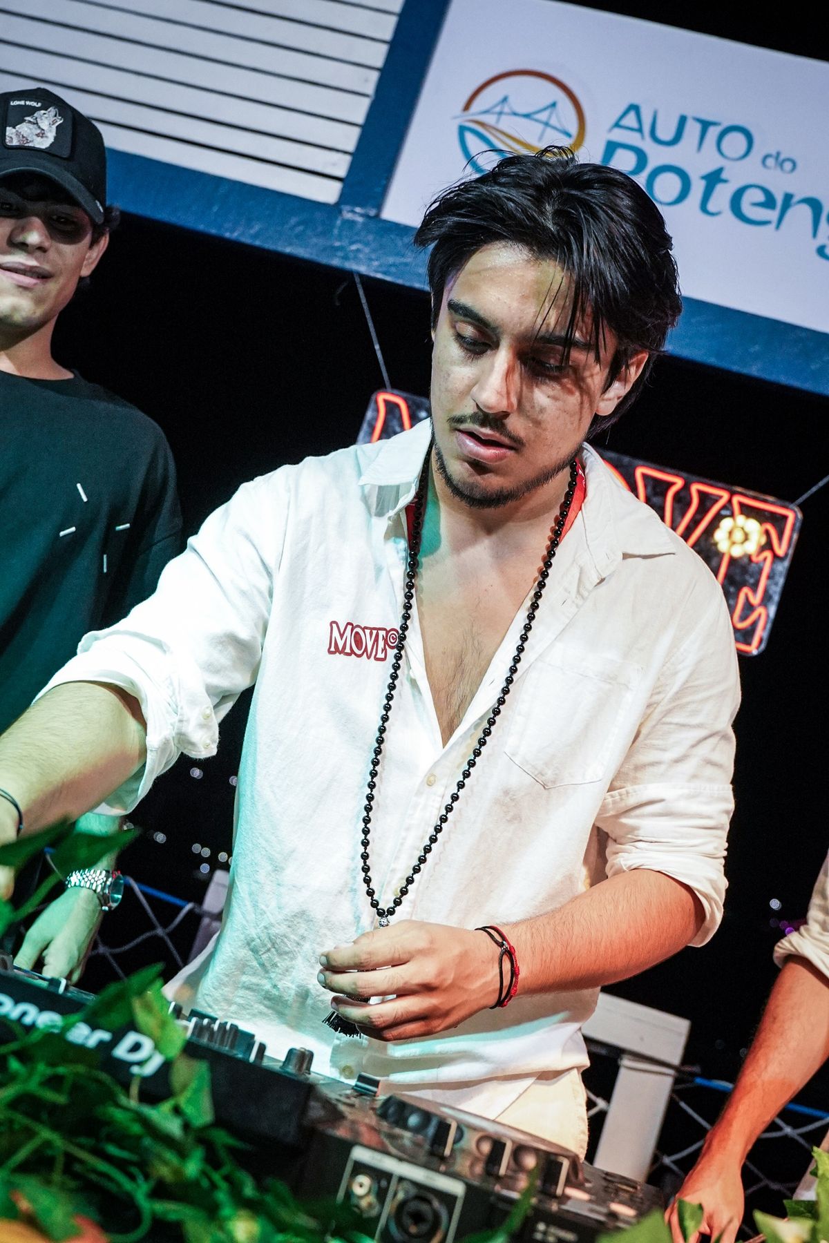 DJ Martins mixando no palco