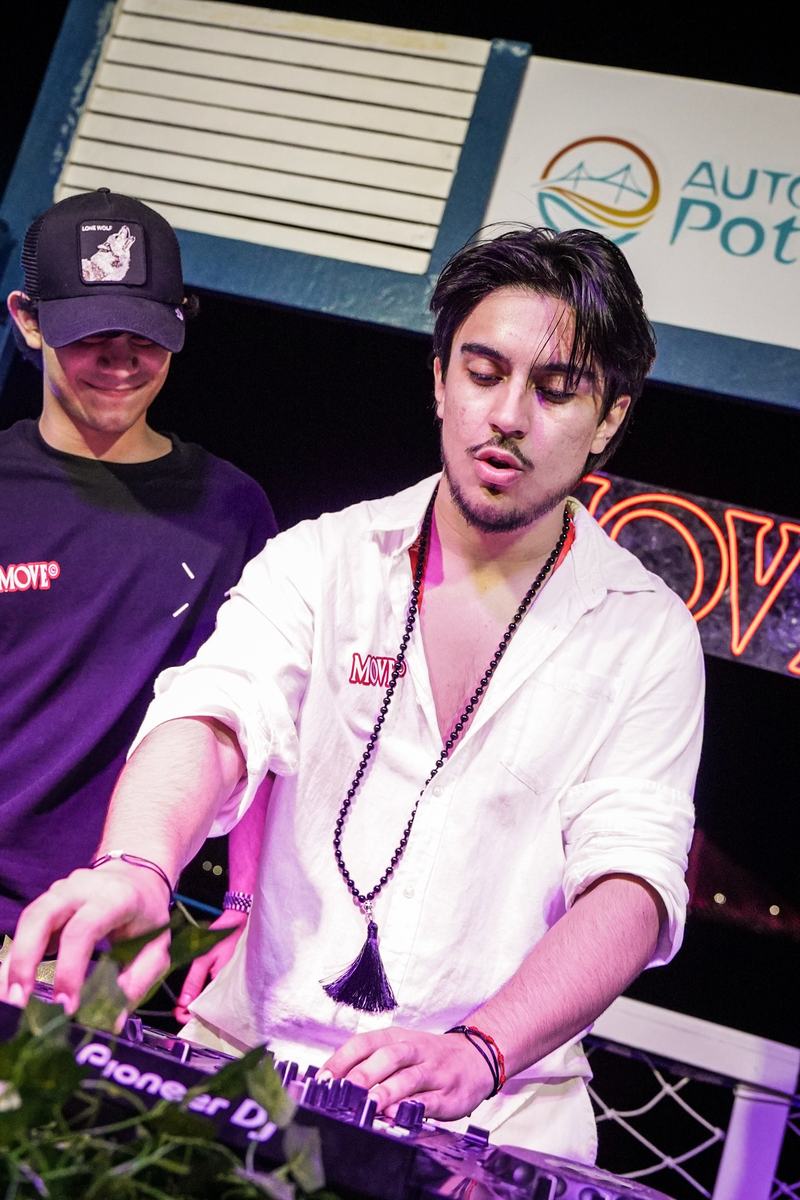 DJ Martins operando a controladora
