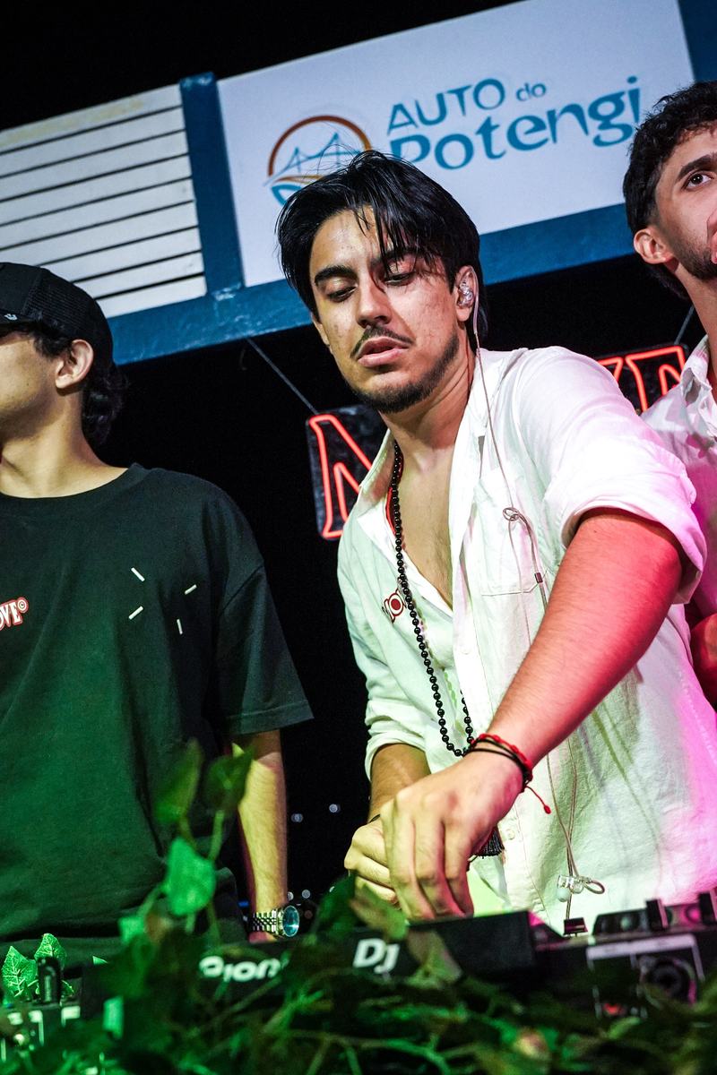 DJ Martins mixando entre as folhas da bancada